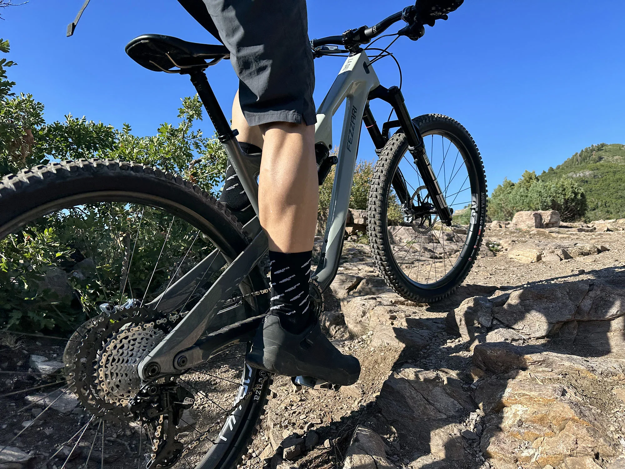 mountain biker riding ENVE AM30 wheels.