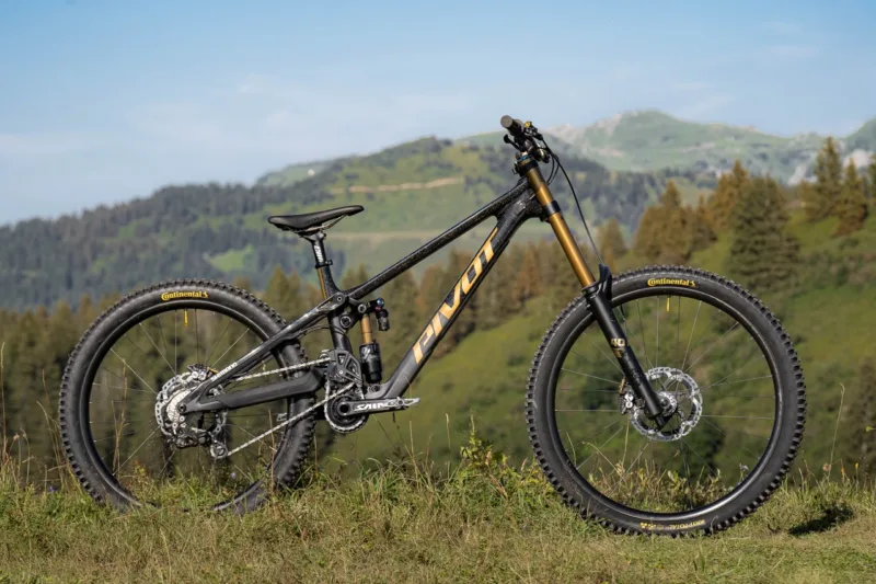 The New Pivot Phoenix Is a Carbon Mid-High Pivot with Two Chains & DW6 Suspension